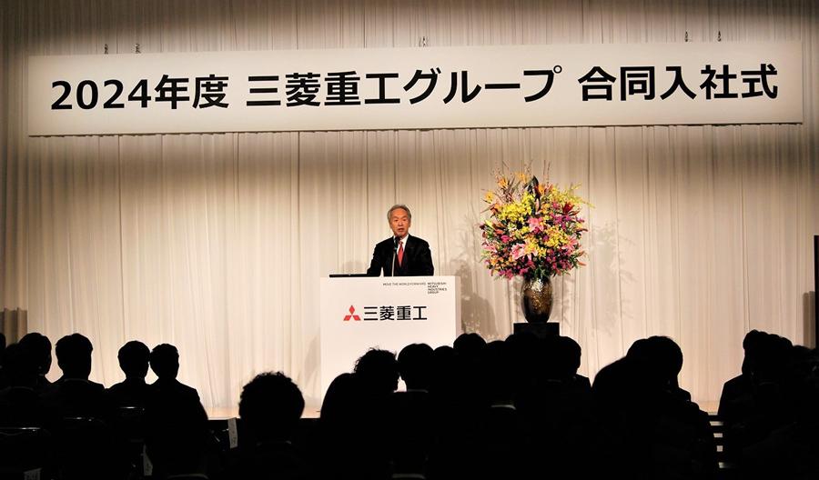 President Seiji Izumisawa welcomes new employees at the ceremony2