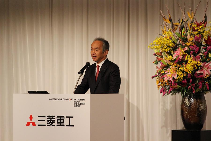 President Seiji Izumisawa welcomes new employees at the ceremony