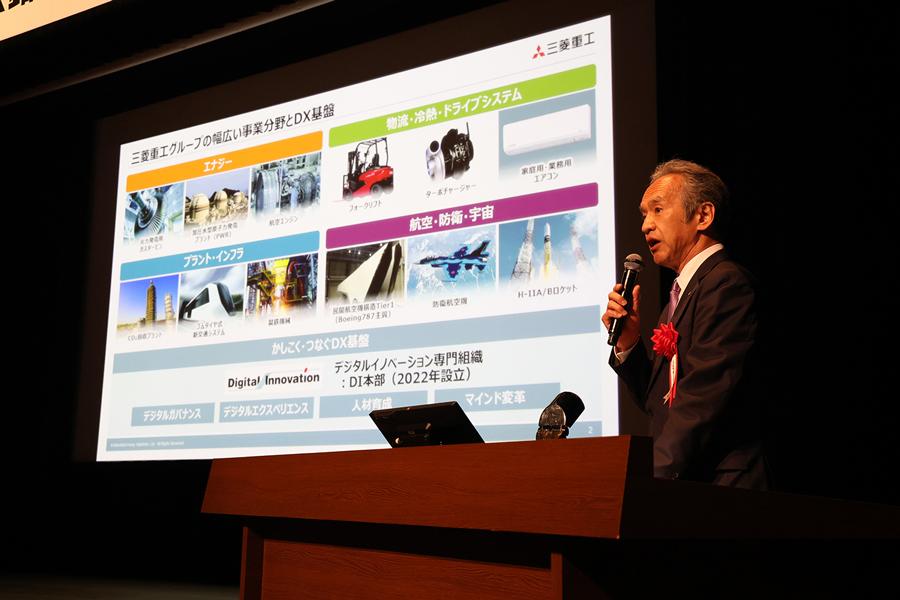 「DX銘柄2024選定企業発表会」で講演する泉澤社長