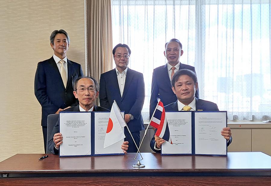 第6回日タイエネルギー政策対話にてMOU調印を発表 後列中央:経済産業省資源エネルギー庁 木原晋一国際カーボンニュートラル政策統括調整官、後列右端:タイ エネルギー省 シンスクプラサート・プラサート(Sinsukprasert Prasert)次官、前列左:三菱重工 土師エナジードメイン長、前列右:EGAT ナリン(Narin)副総裁