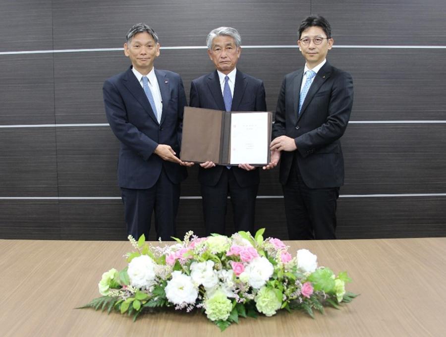 契約調印式の様子(左:トヨフジ海運株式会社 代表取締役社長 武市 栄司氏 中央:福寿船舶株式会社 代表取締役社長 奥村 恭史氏 右:三菱造船株式会社 取締役社長 上田 伸)