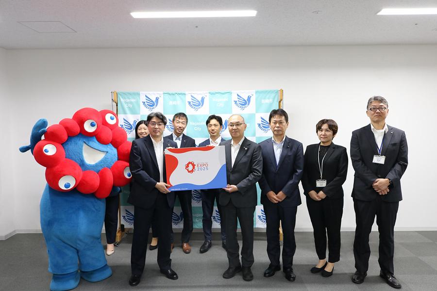 Presentation ceremony to Nagasaki boards of education.