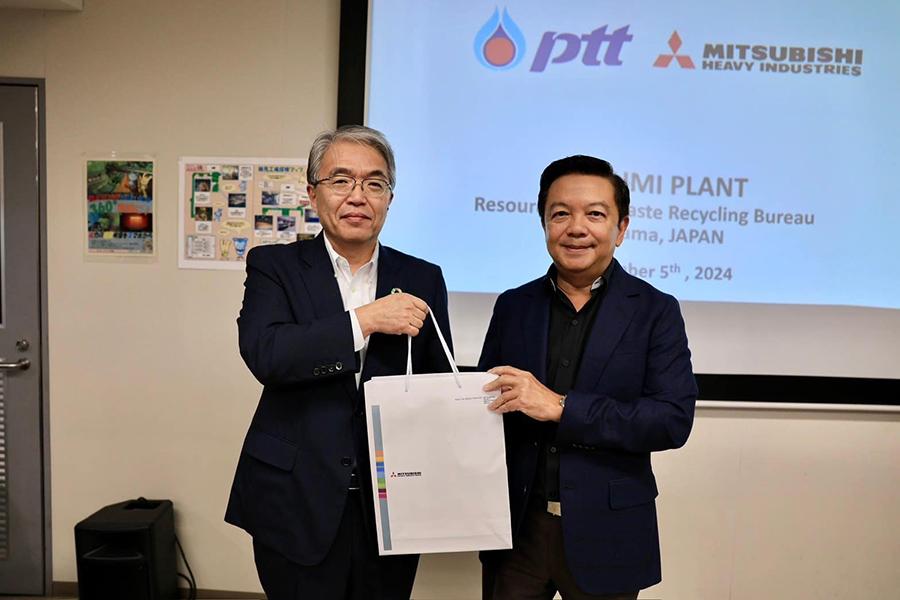 (Left) Dr. Hitoshi Kaguchi, Senior Executive Vice President of Mitsubishi Heavy Industries, Ltd. is giving a memorable gift to (Right) Dr. Kongkrapan Intarajang, CEO & President of PTT Public Company Limited upon plant visit.