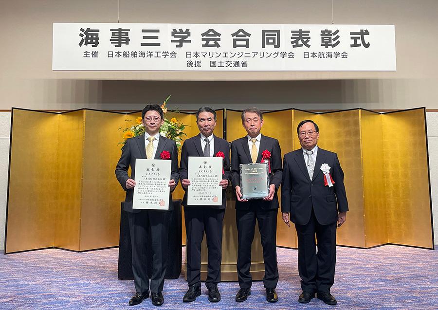 表彰式の様子(左:三菱造船株式会社 上田社長)