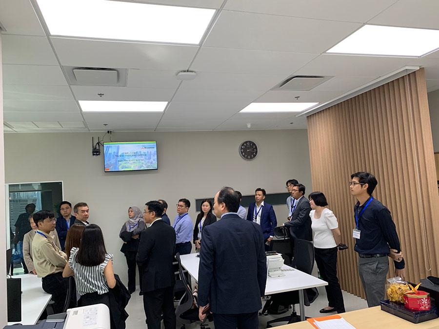 In the afternoon of November 21, all participants paid a visit to Mitsubishi Heavy Industries (Thailand) Ltd. or MHIT to see Energy Management System (EMS) being developed by MHIT based on wireless network connection.