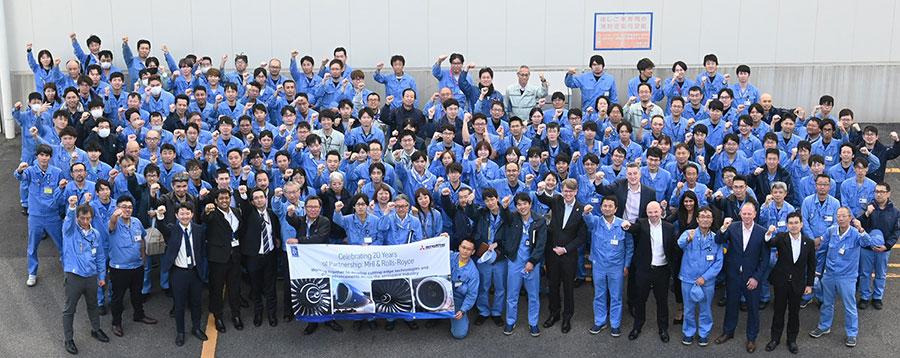 MHIAEL第5工場前でTrent事業関係者一同による記念撮影