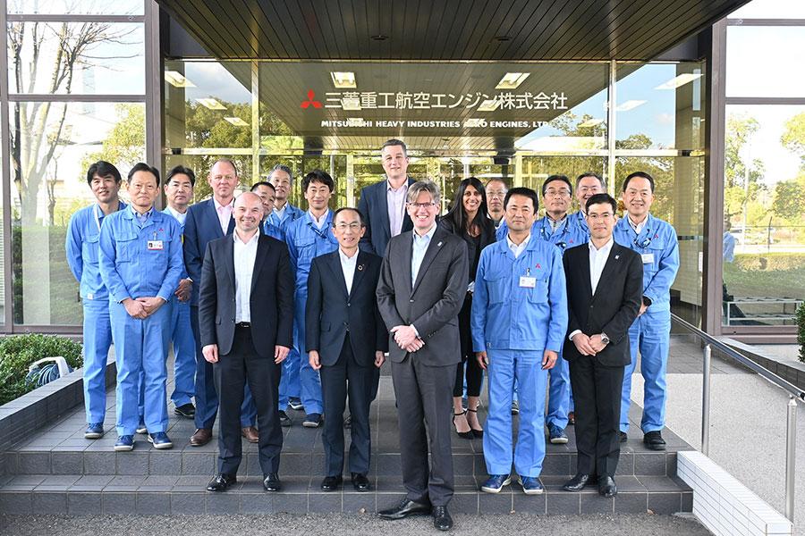 両社幹部による記念撮影