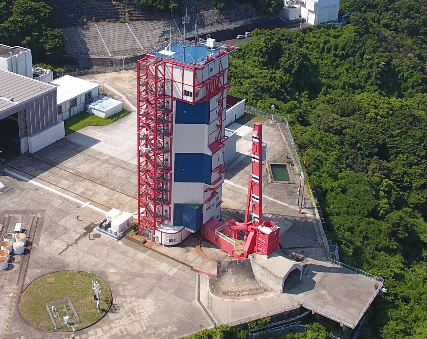イプシロンロケット用の整備塔、及びランチャ（内之浦）