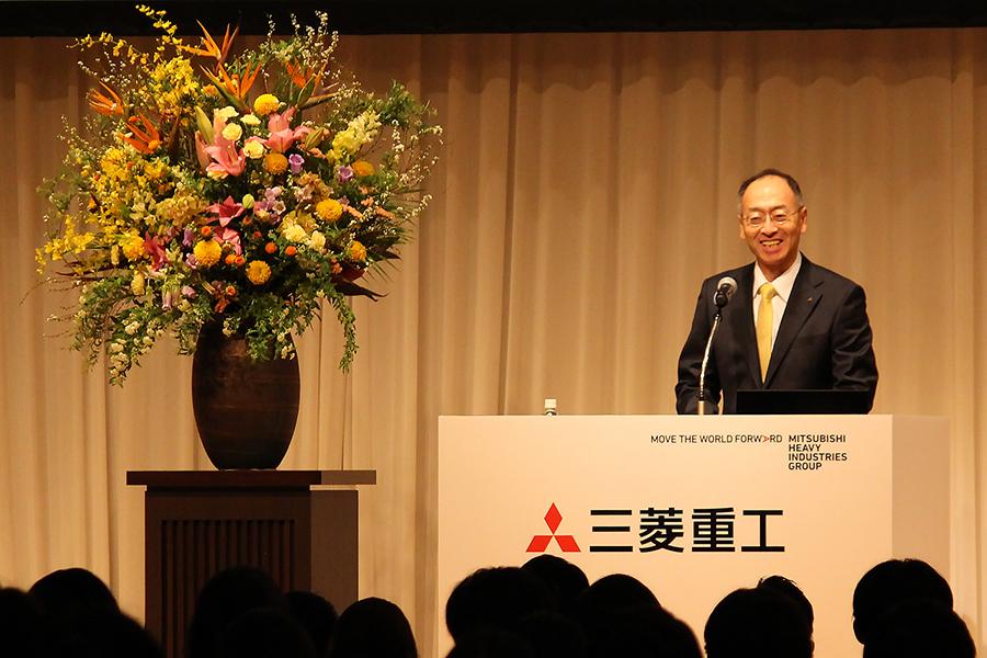 President Eisaku Ito welcomes new employees at the ceremony
