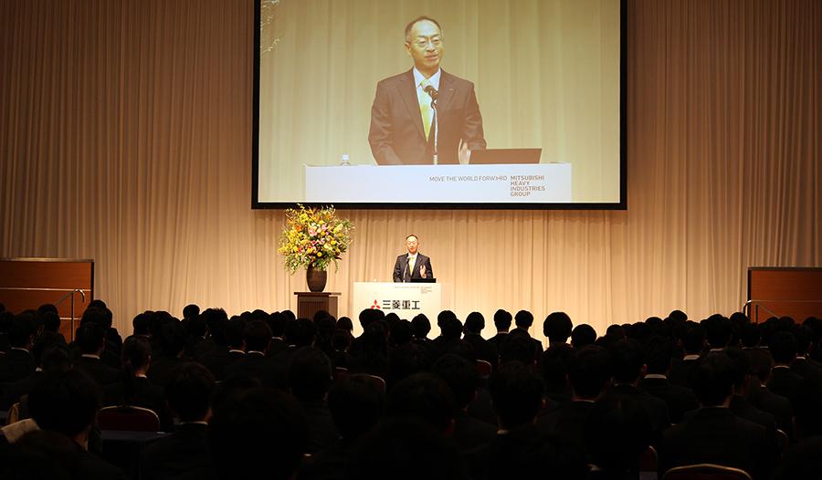 President Eisaku Ito welcomes new employees at the ceremony
