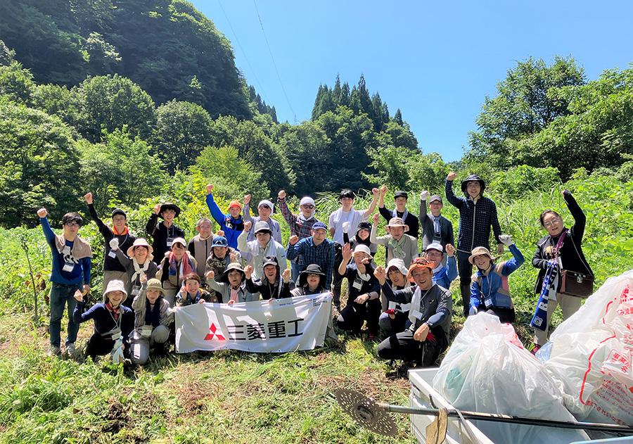 駆除活動後、参加者全員でガッツポーズ