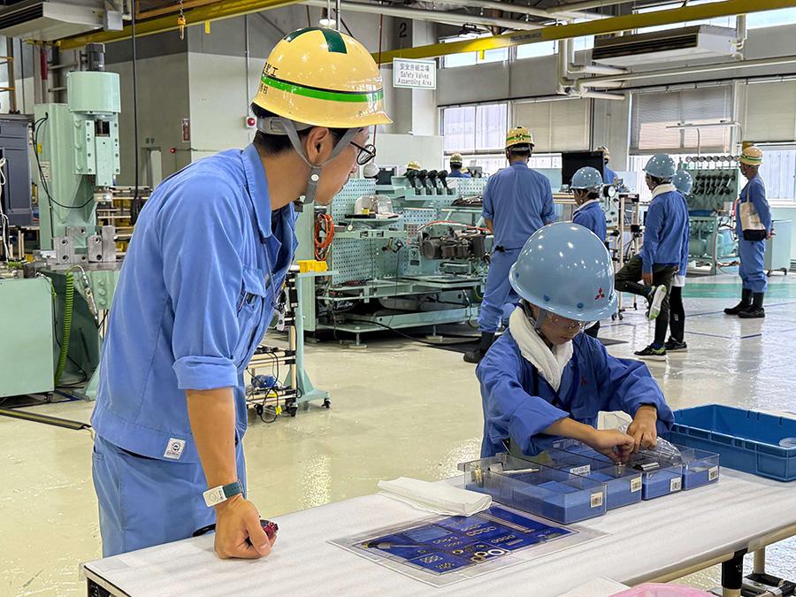 講師の社員とキット作業体験