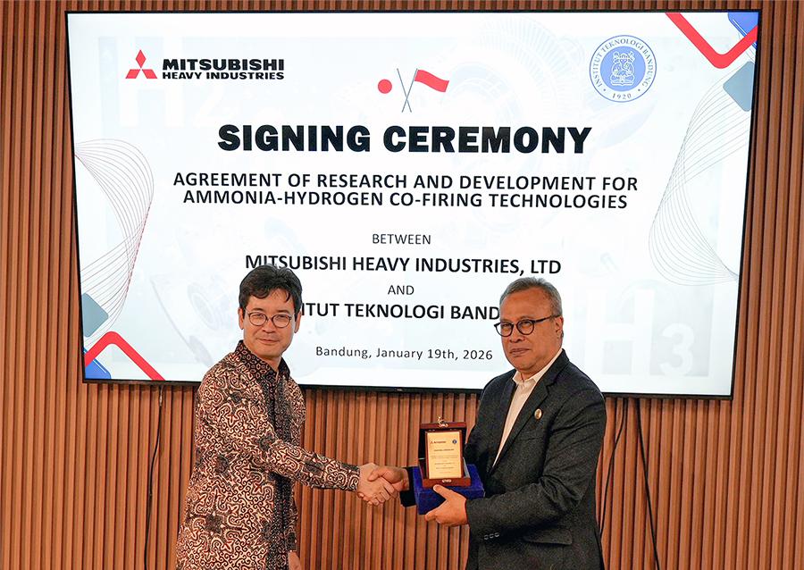 Satoshi Hada (Senior Vice President, GTCC Business Division/MHI) and Prof. Dr. Ir. Ari Darmawan Pasek., (ITB) at signing of joint R&D agreement 
