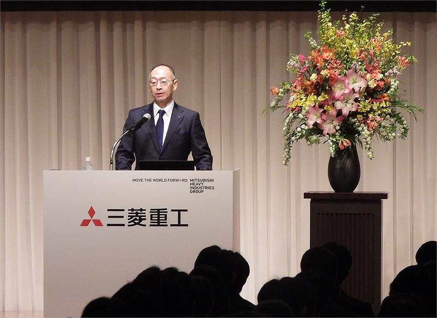 President Eisaku Ito welcomes new employees at the ceremony1