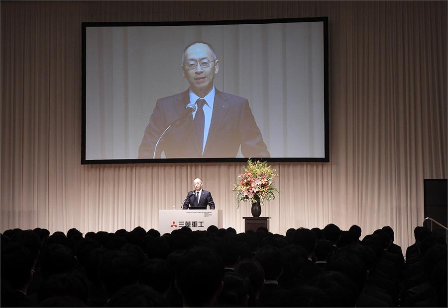 President Eisaku Ito welcomes new employees at the ceremony2