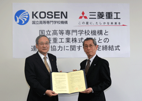包括的連携協定締結式の模様 <br/>(左:三菱重工 阿部孝 取締役常務執行役員<br/>右:国立高専機構 小畑秀文 理事長)