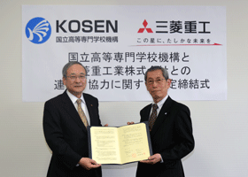 MHI and KOSEN conclude comprehensive partnership agreement<br/>Left: Takashi Abe, Executive Vice President of MHI<br/>Right: Hidefumi Kobatake, President of KOSEN
