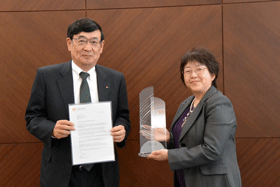 Yoshiko Tanahashi, Vice President of Thomson Reuters' Japan Sales (right), and Toshio Kodama, MHI's Executive Vice President and CTO