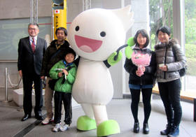 The museum's 2.5 million visitor Aoi Ono: the boy wearing green jacket