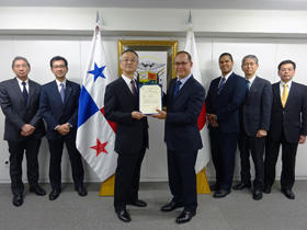 Ambassador Diaz of Panama presents the certificate