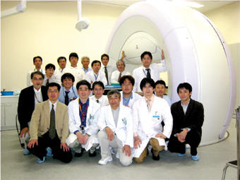 先端医療センター殿、京都大学病院殿の医師ほかの方々と当社支援スタッフ