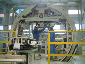 医療機器組立工場にて組立中のMHI-TM2000