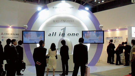 来場者の注目を集めるMHI-TM2000