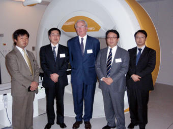 ブリュッセル自由大学病院Dr.Storme放射線科部長（中央）と当社関係者