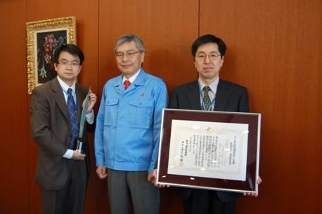 大宮社長(中央)と表彰状を持つ開発責任者の平井主幹(右)