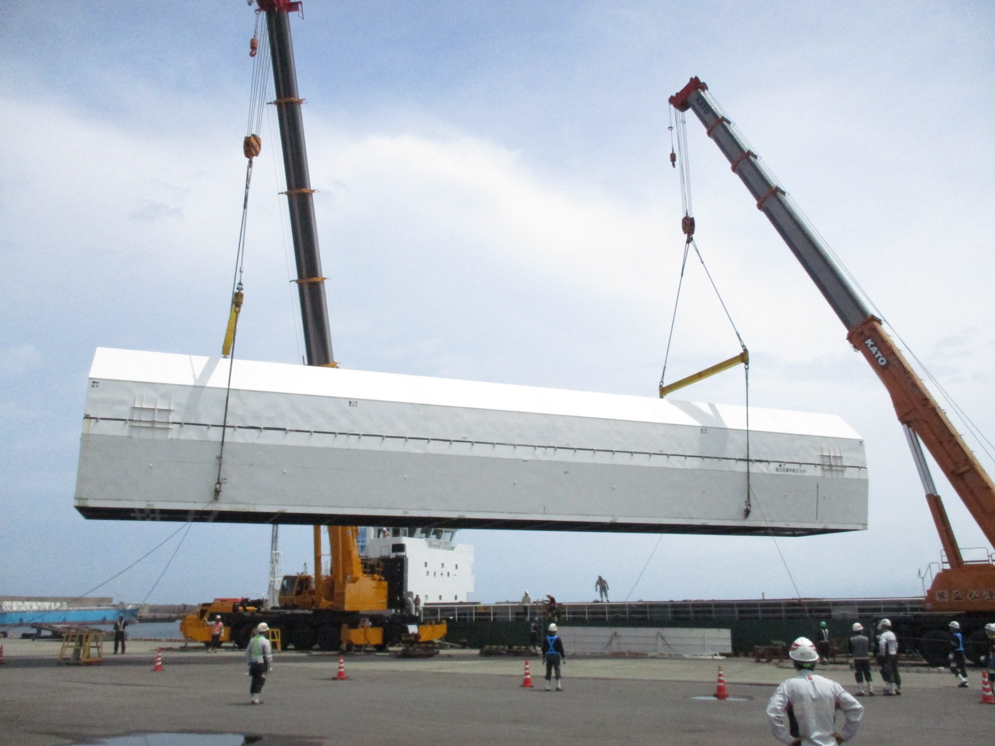7月2日 ロケット機体が種子島(島間港)に到着しました。